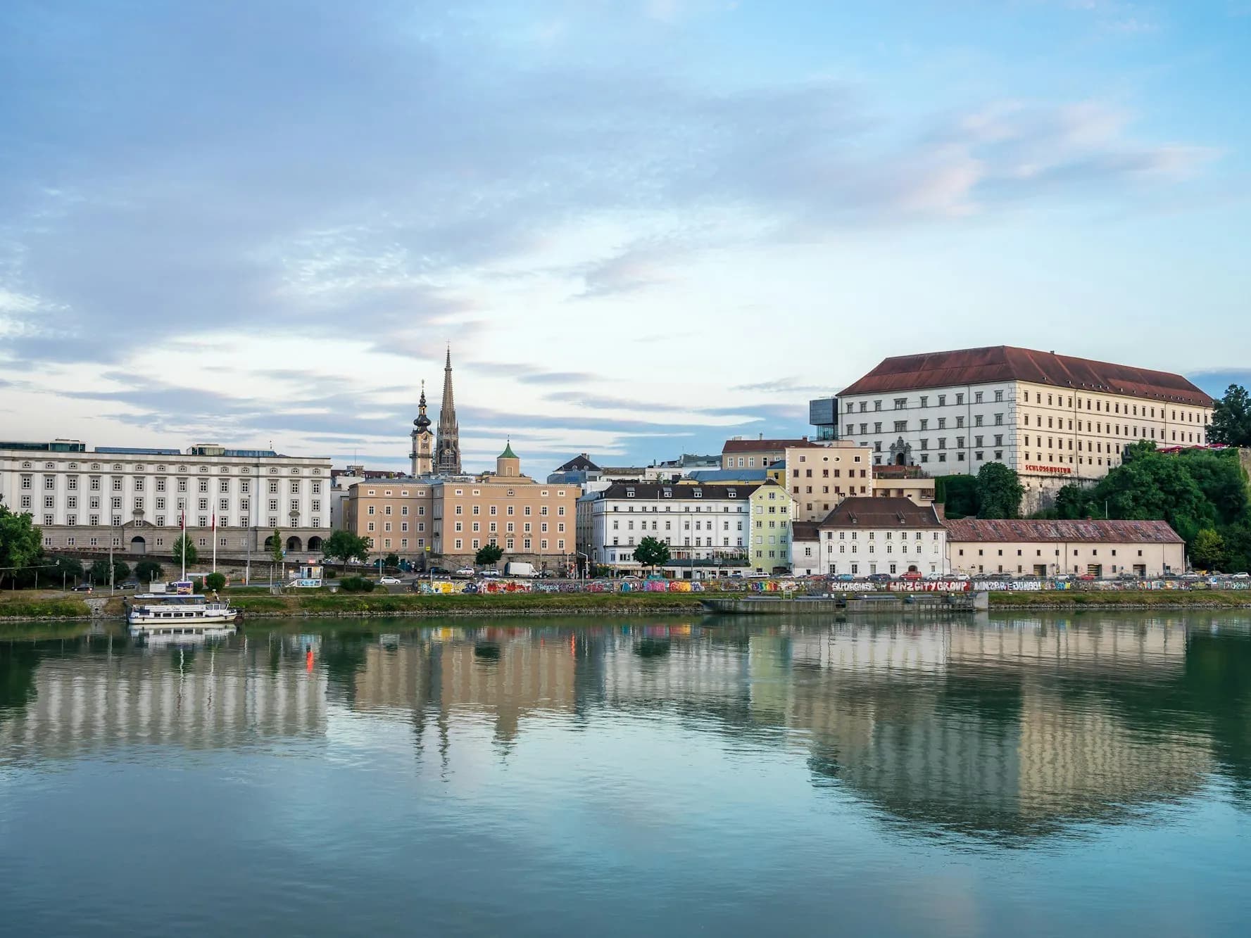 Linz an der Donau, Neuer Dom und Linzer Schloss.